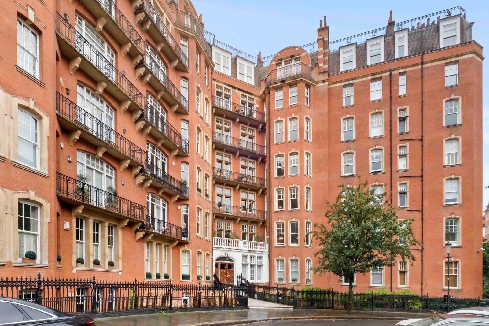 Flat Oakwood Court in Greater London