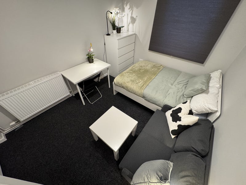 Room Ravenswood Avenue in City of Edinburgh