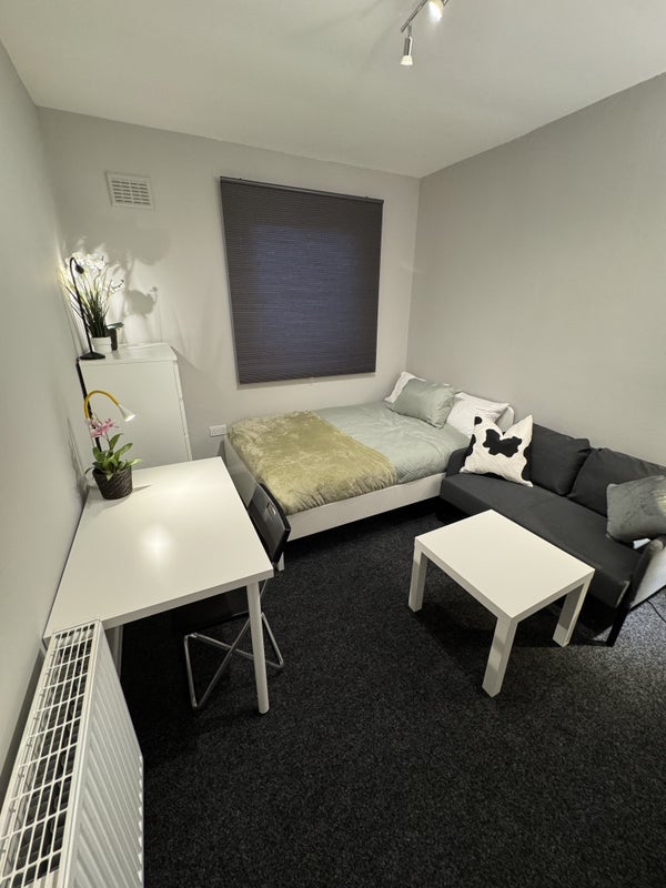 Room Ravenswood Avenue in City of Edinburgh