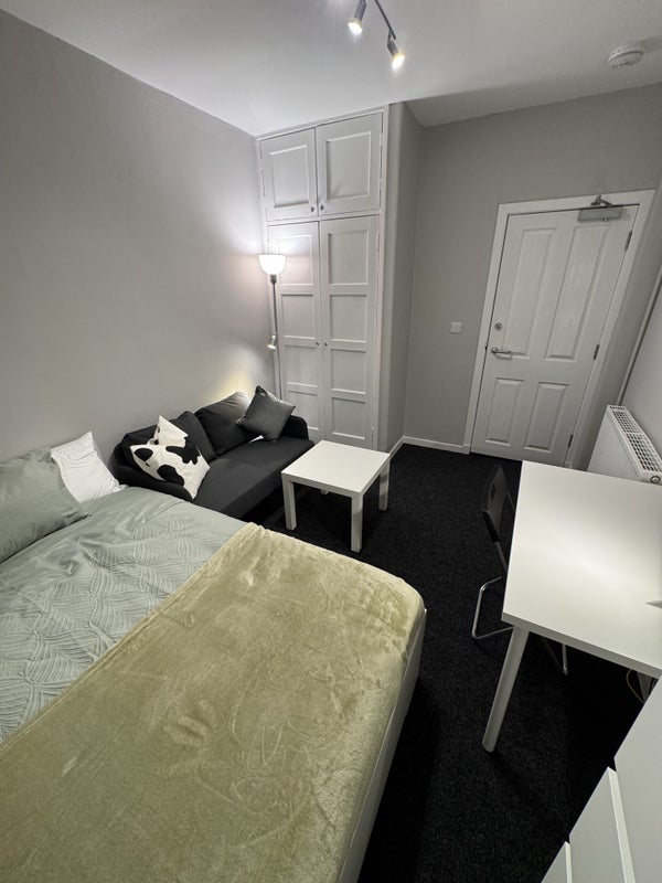 Room Ravenswood Avenue in City of Edinburgh