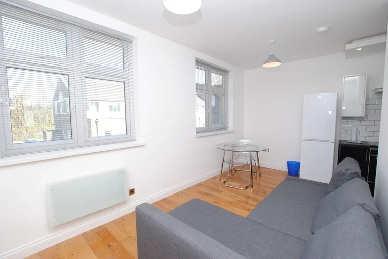 Flat Windmill Lane in Greater London