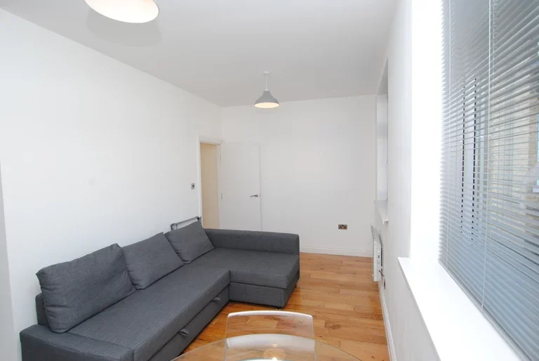 Flat Windmill Lane in Greater London