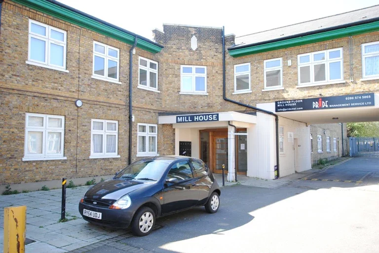 Flat Windmill Lane in Greater London