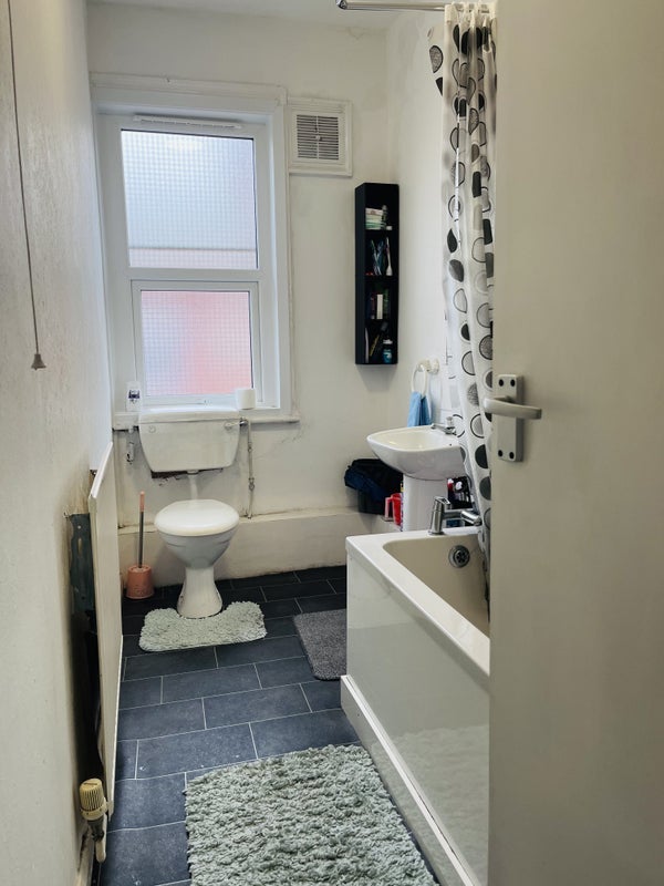 Room Harehills Lane in Leeds