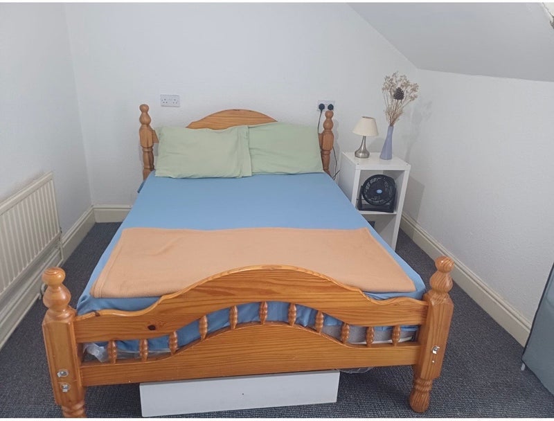Room Harehills Lane in Leeds