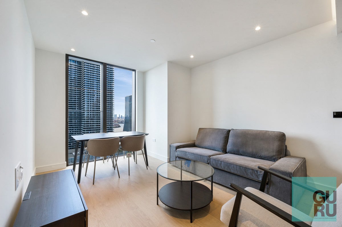 Flat South Quay Plaza in London