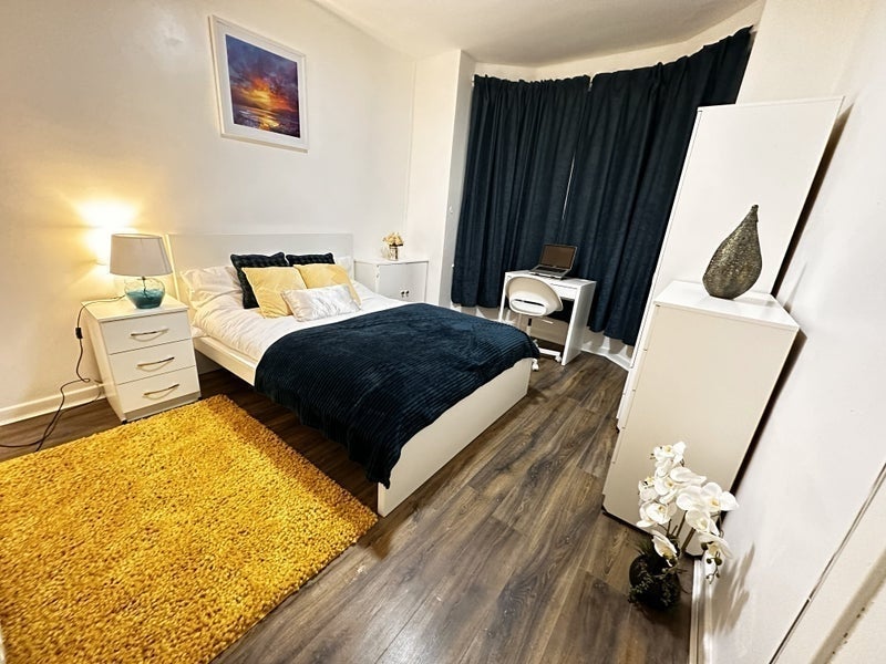 Room Churchill Avenue in Manchester