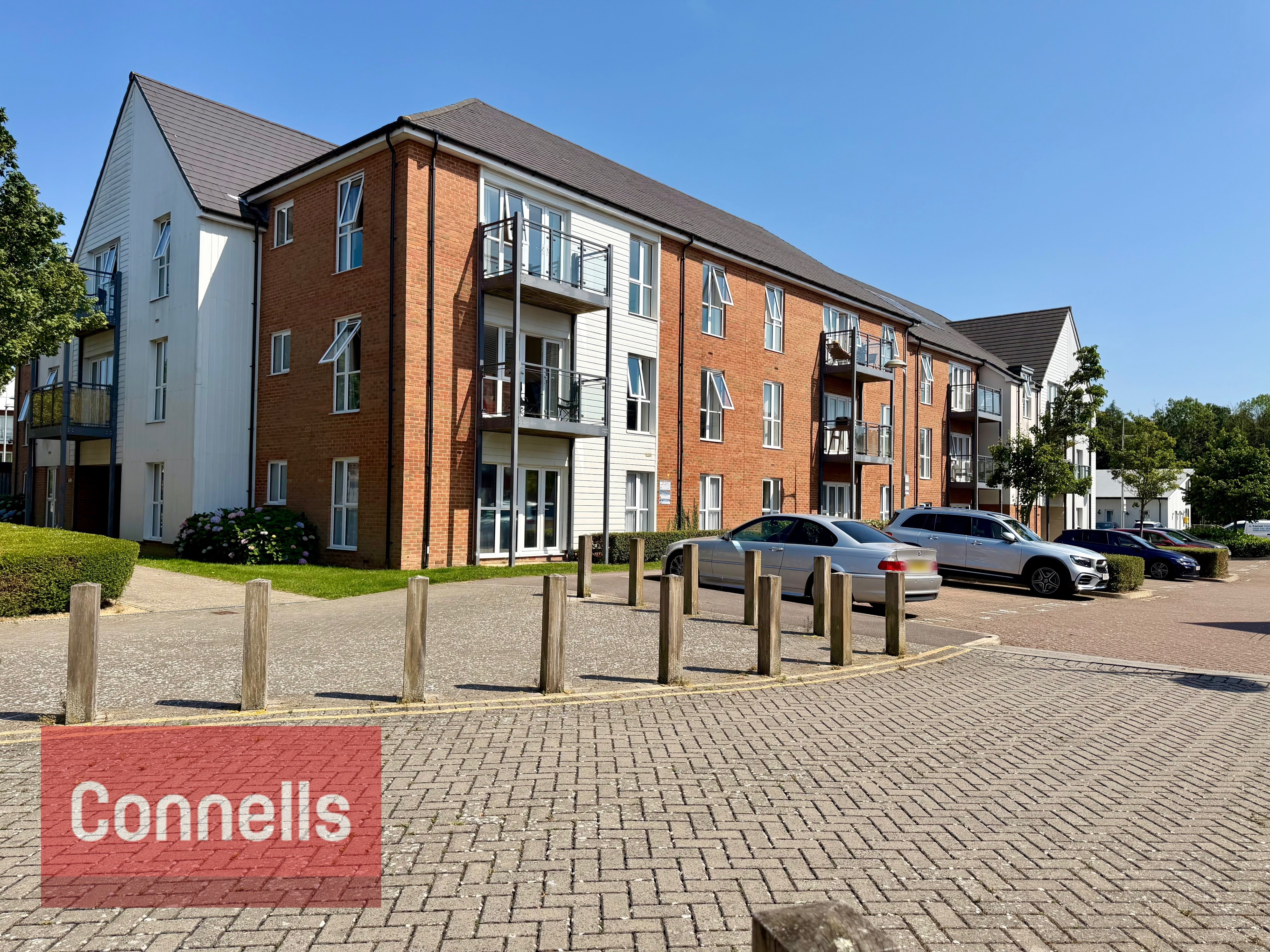 Flat Holmbush Mews in Horsham