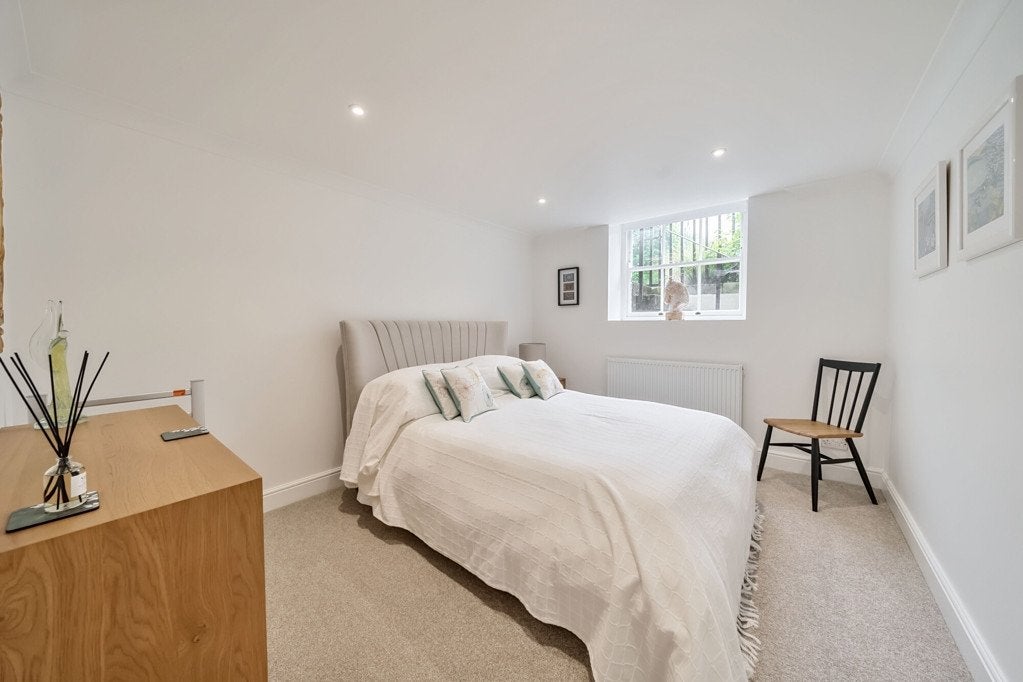 Flat Rolfe Terrace in Greater London