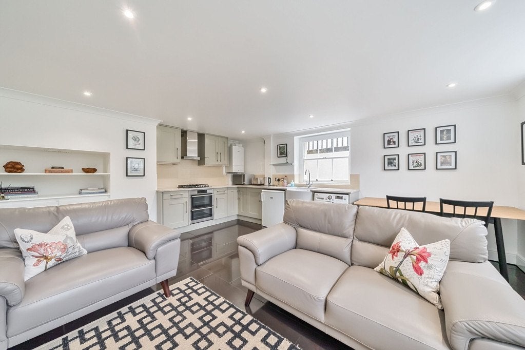 Flat Rolfe Terrace in Greater London