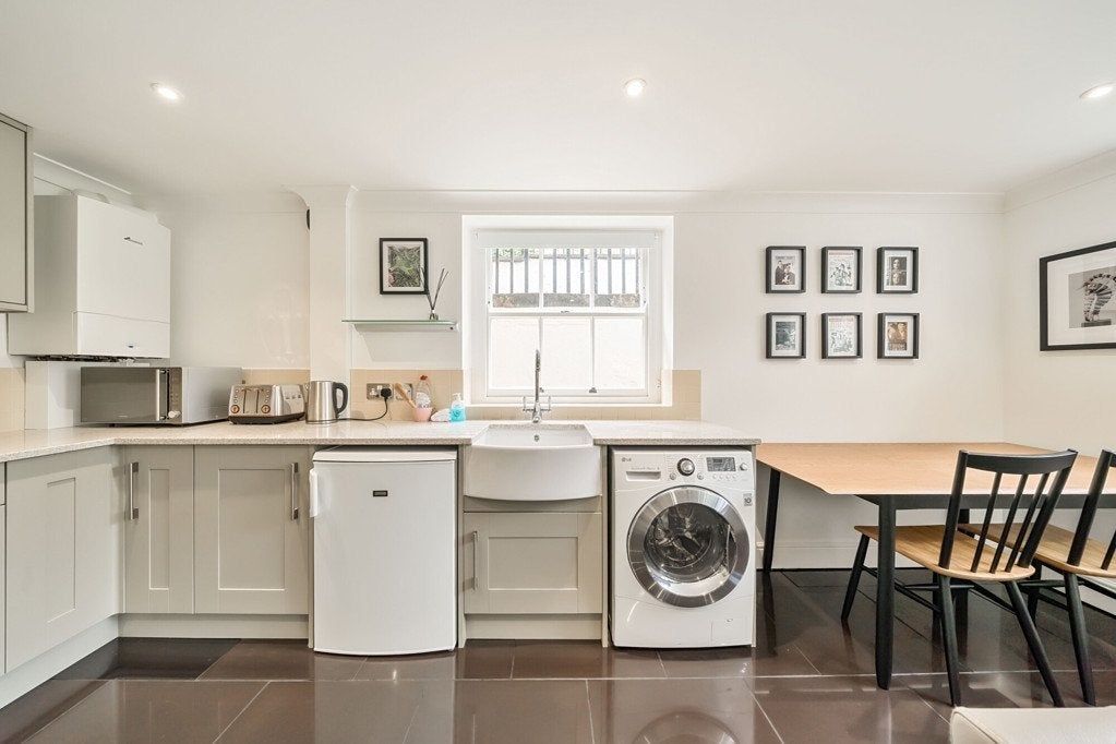 Flat Rolfe Terrace in Greater London