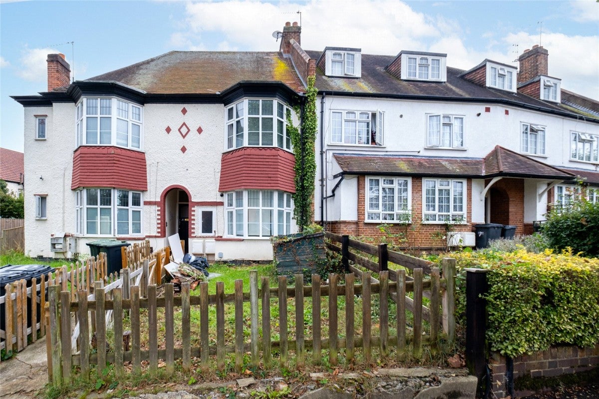 Flat Pollards Hill North in Greater London