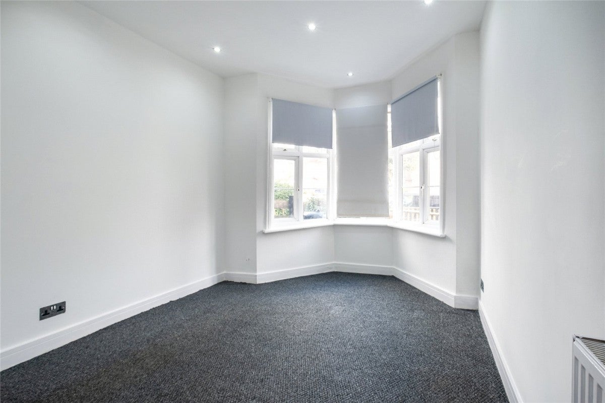 Flat Pollards Hill North in Greater London