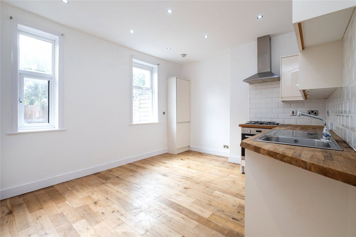 Flat Pollards Hill North in Greater London