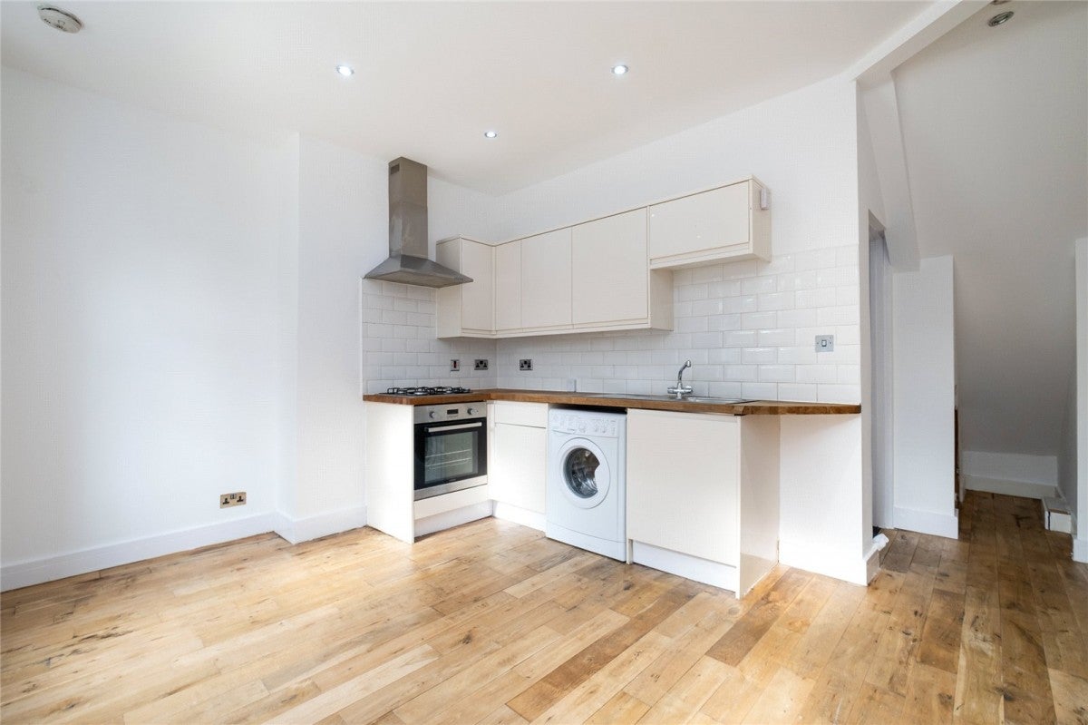Flat Pollards Hill North in Greater London