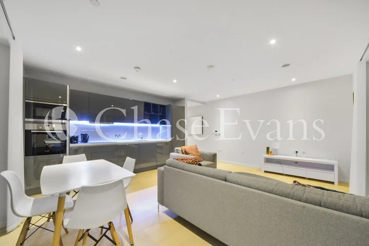 Flat Westfield Avenue in Greater London