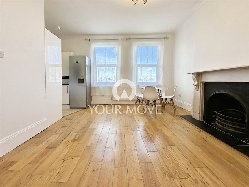 Flat Wellington Gardens in Greater London