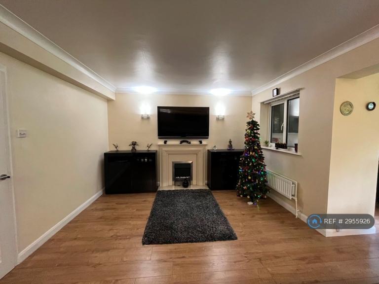 House Princes Avenue in Greater London