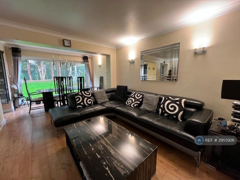 House Princes Avenue in Greater London