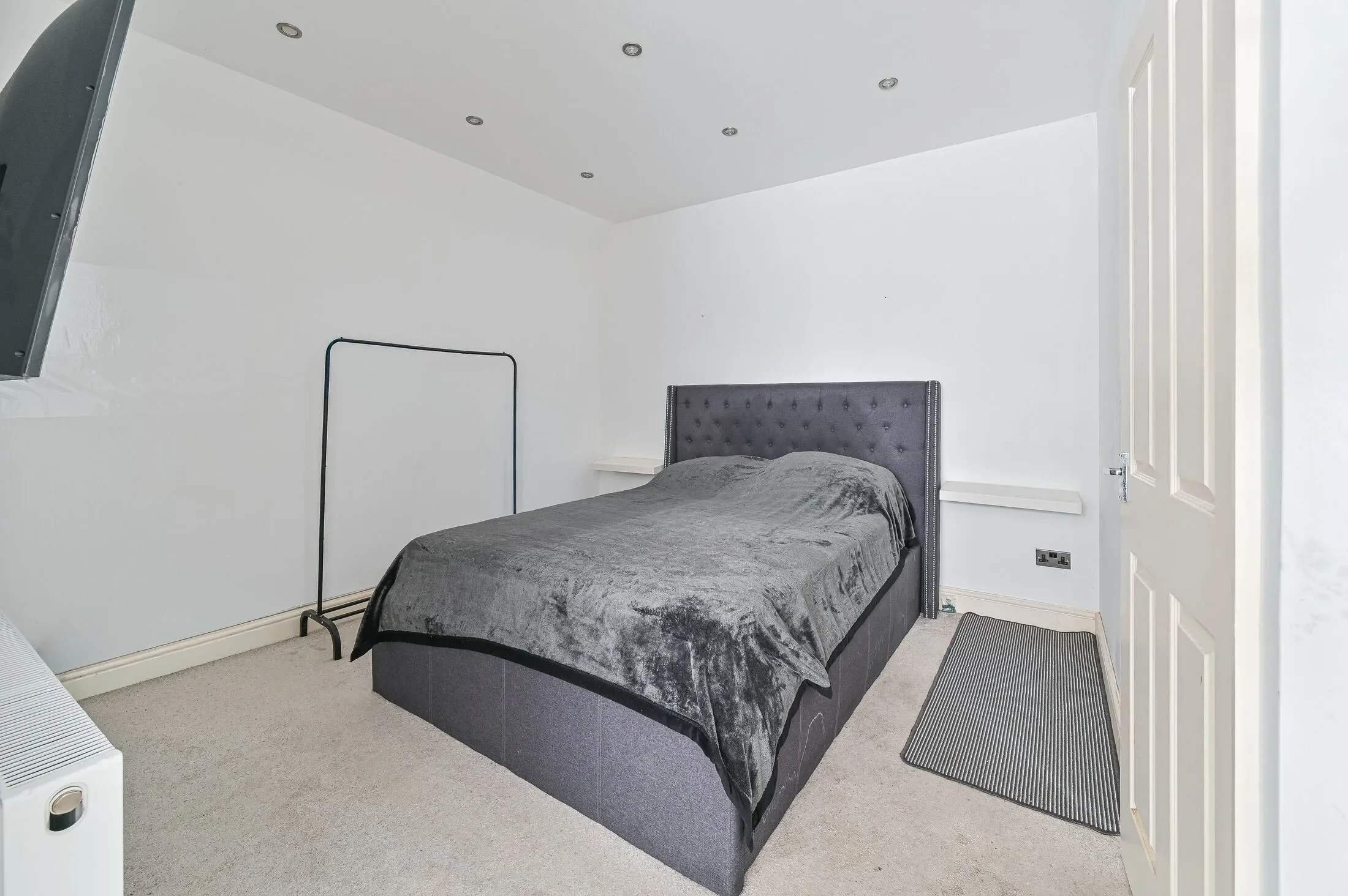 Flat Denmark Road in Greater London
