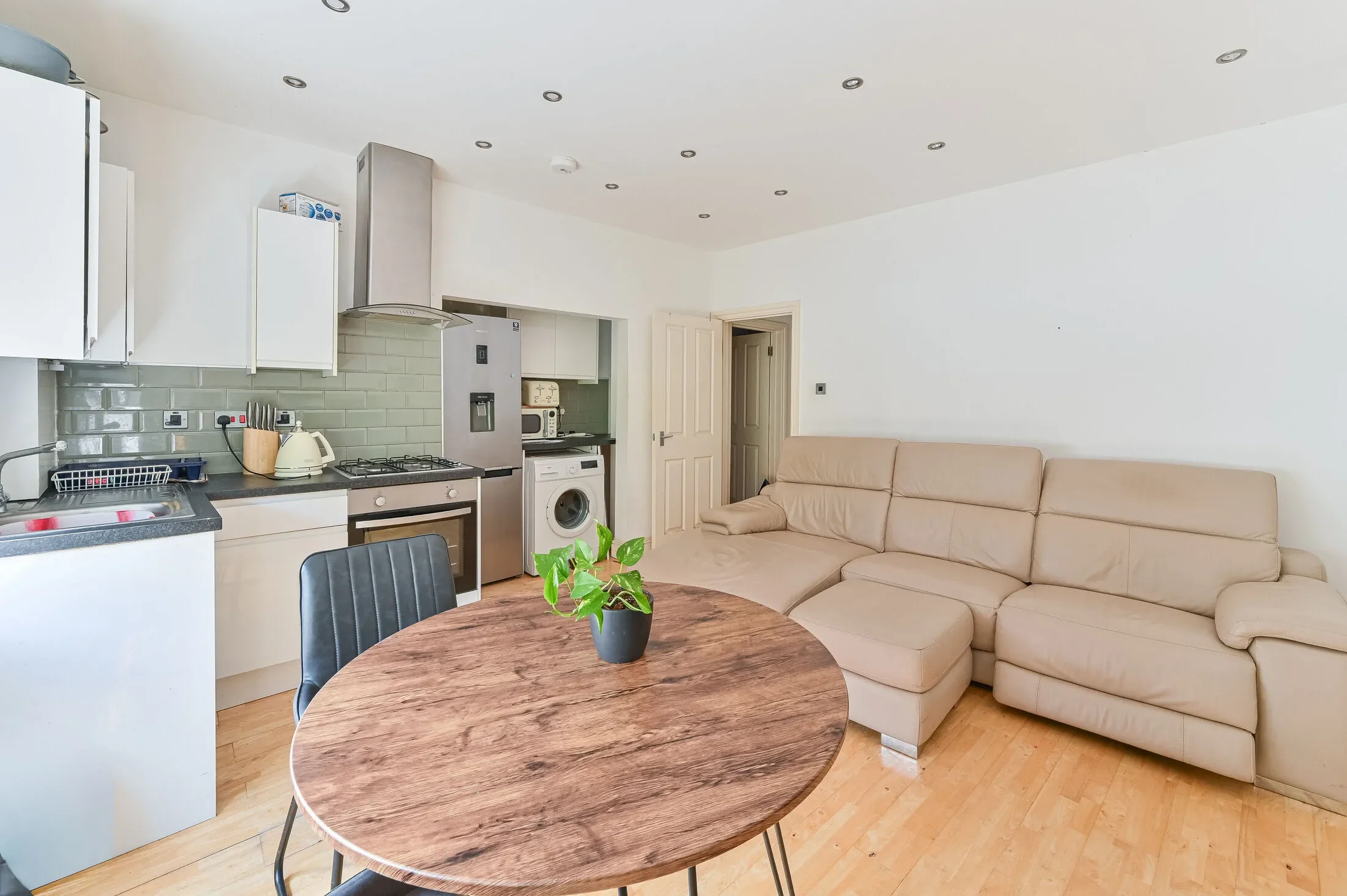 Flat Denmark Road in Greater London