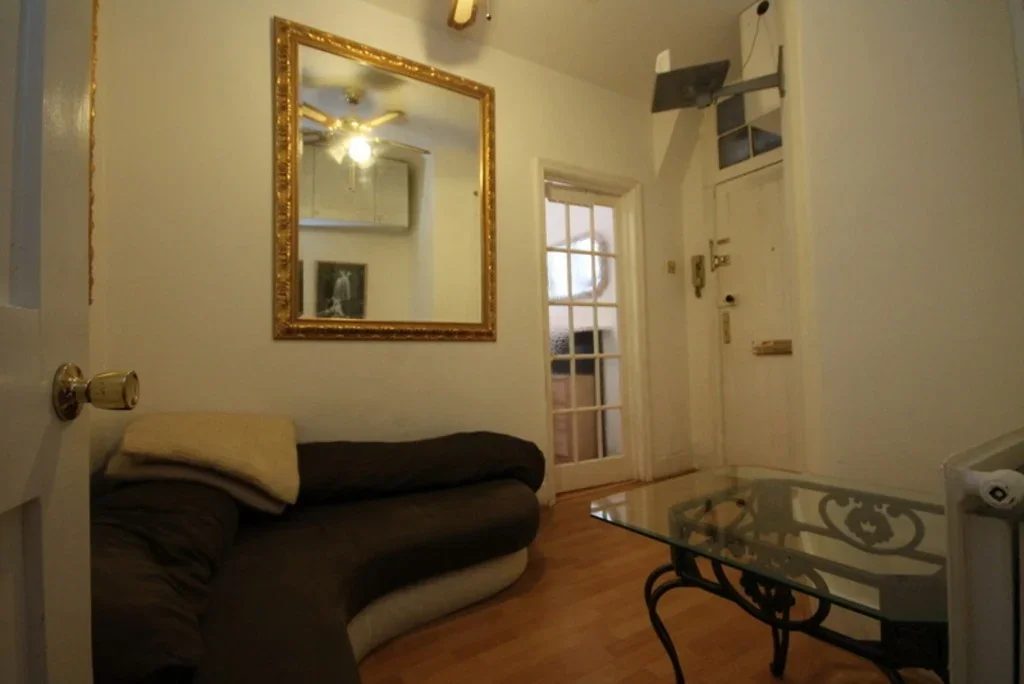 Flat Sandwich Street in Greater London