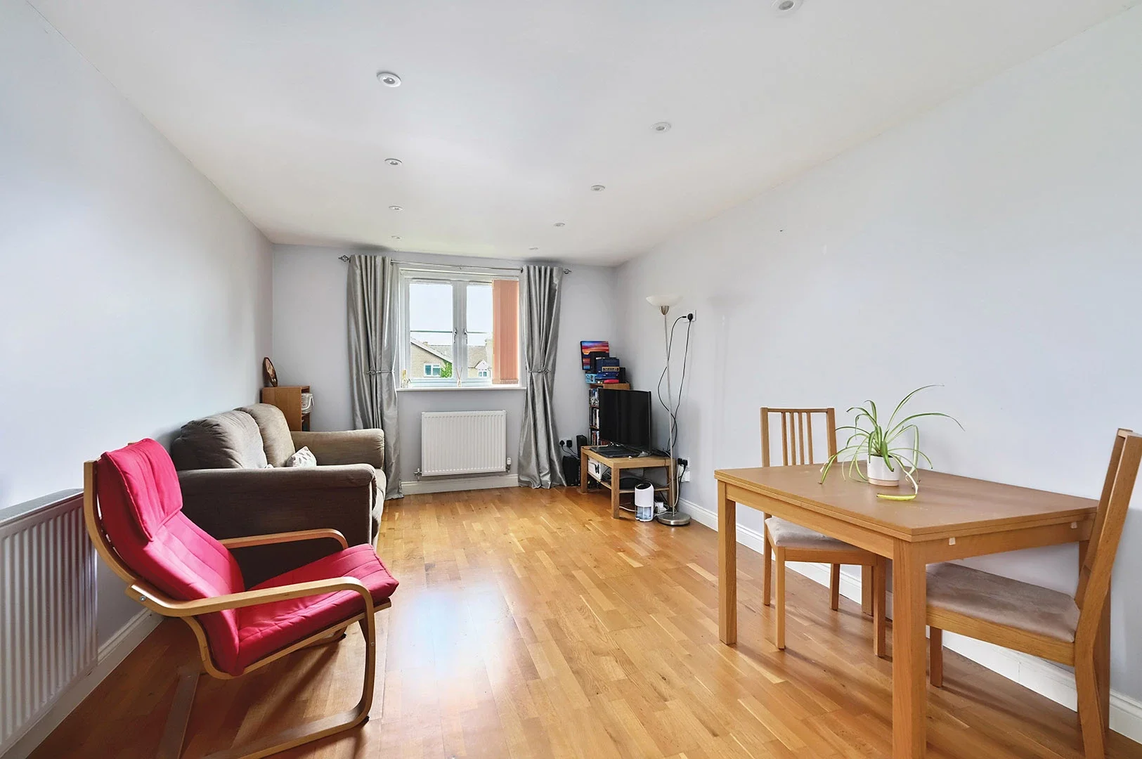 Flat Somerset Road in Rushmoor