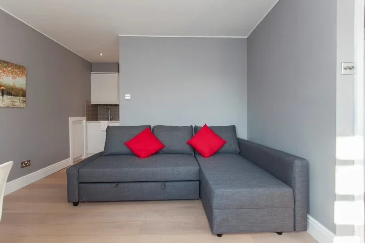 Flat Sinclair Road in Greater London
