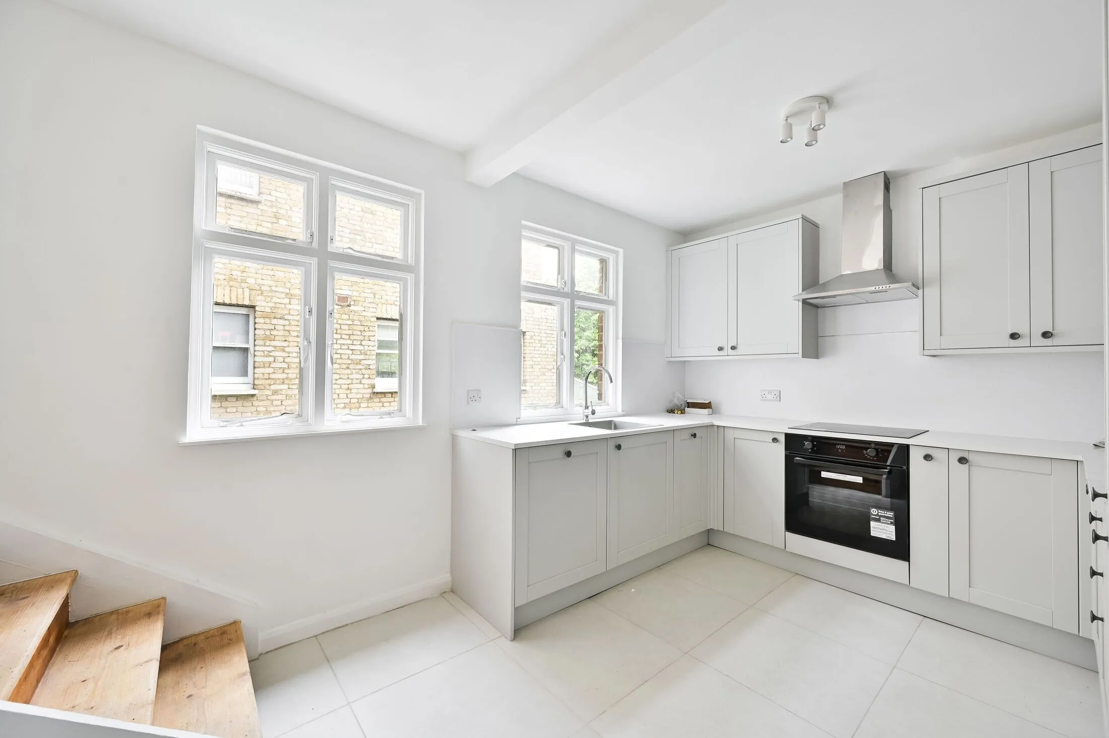 Flat Pembroke Road in Greater London