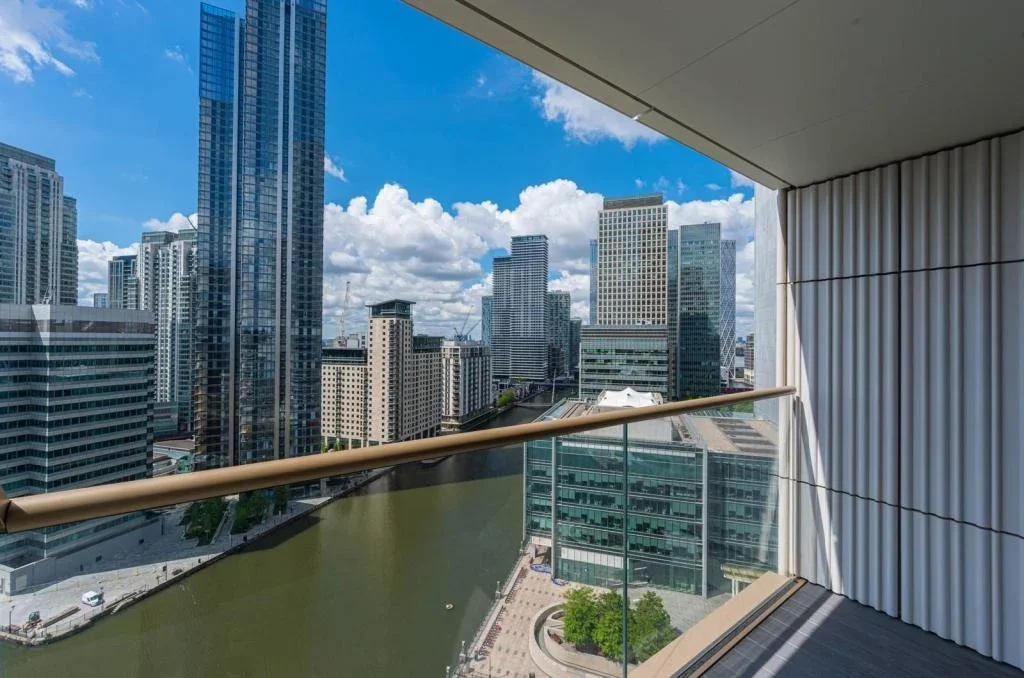 Flat Water Street in Greater London