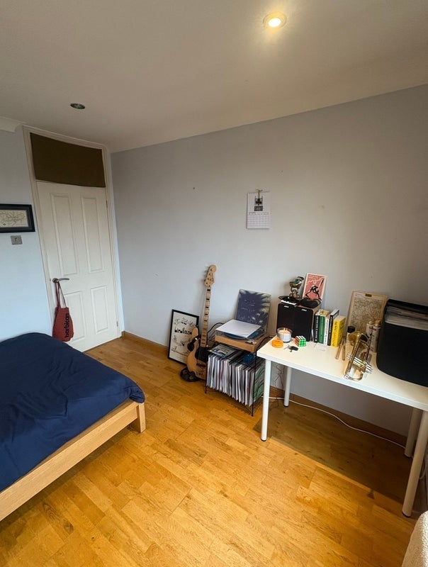 Room Manor Road in Greater London