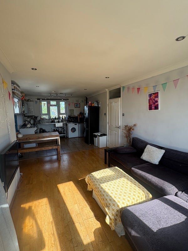 Room Manor Road in Greater London