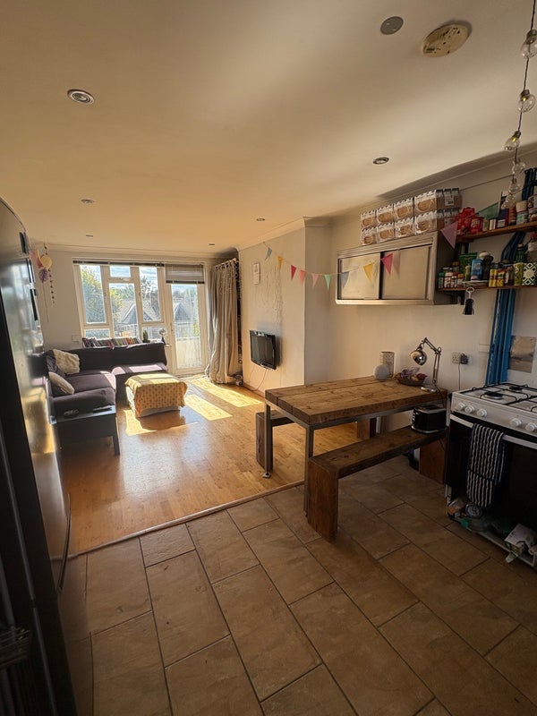 Room Manor Road in Greater London