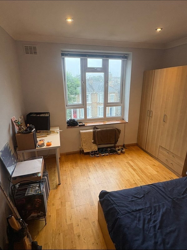 Room Manor Road in Greater London
