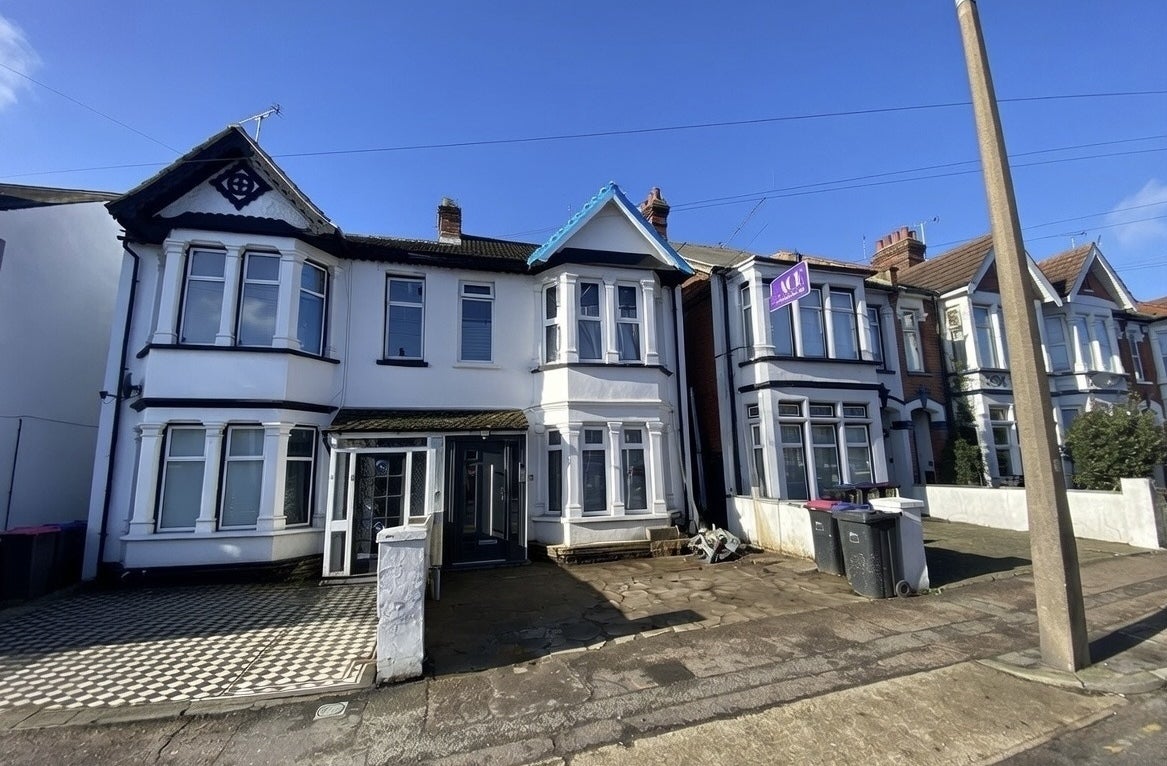 Flat Wimborne Road in Southend-on-Sea
