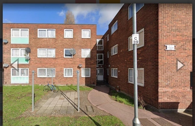Flat Cowbridge Lane in Greater London