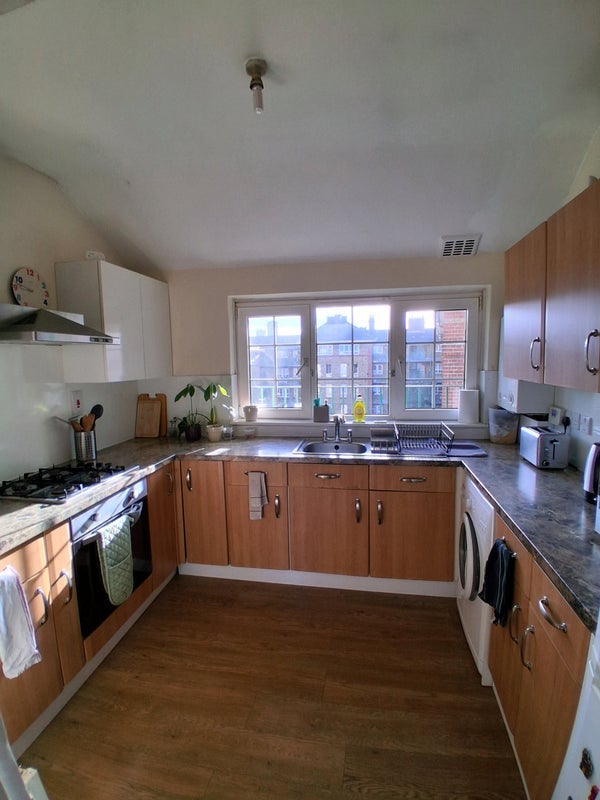 Room Swan Road in Greater London