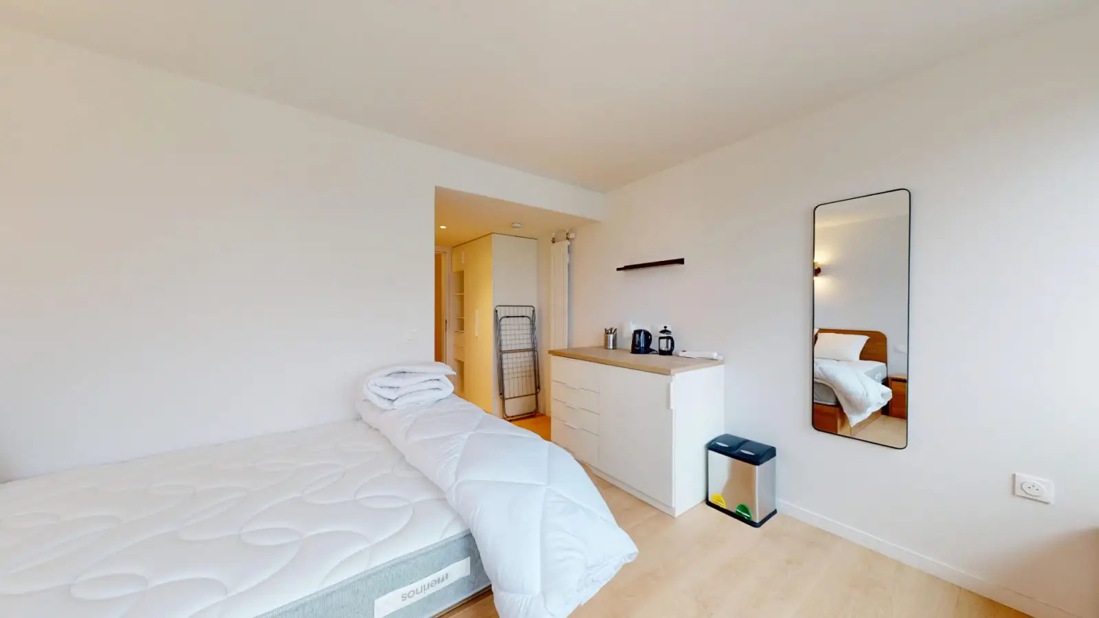 Room Square Charles Laurent in Paris
