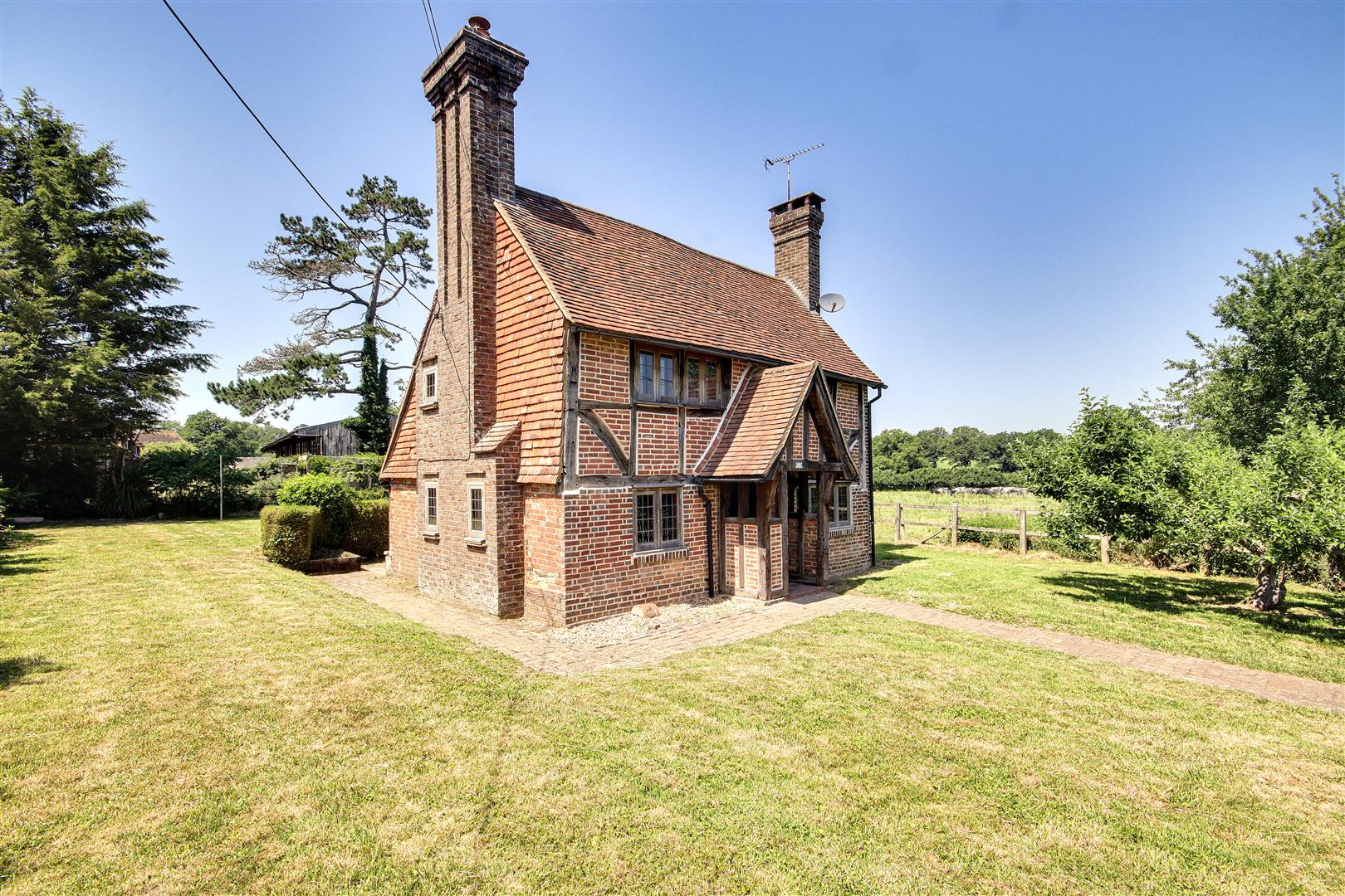 House Stonehouse Lane in Horsham
