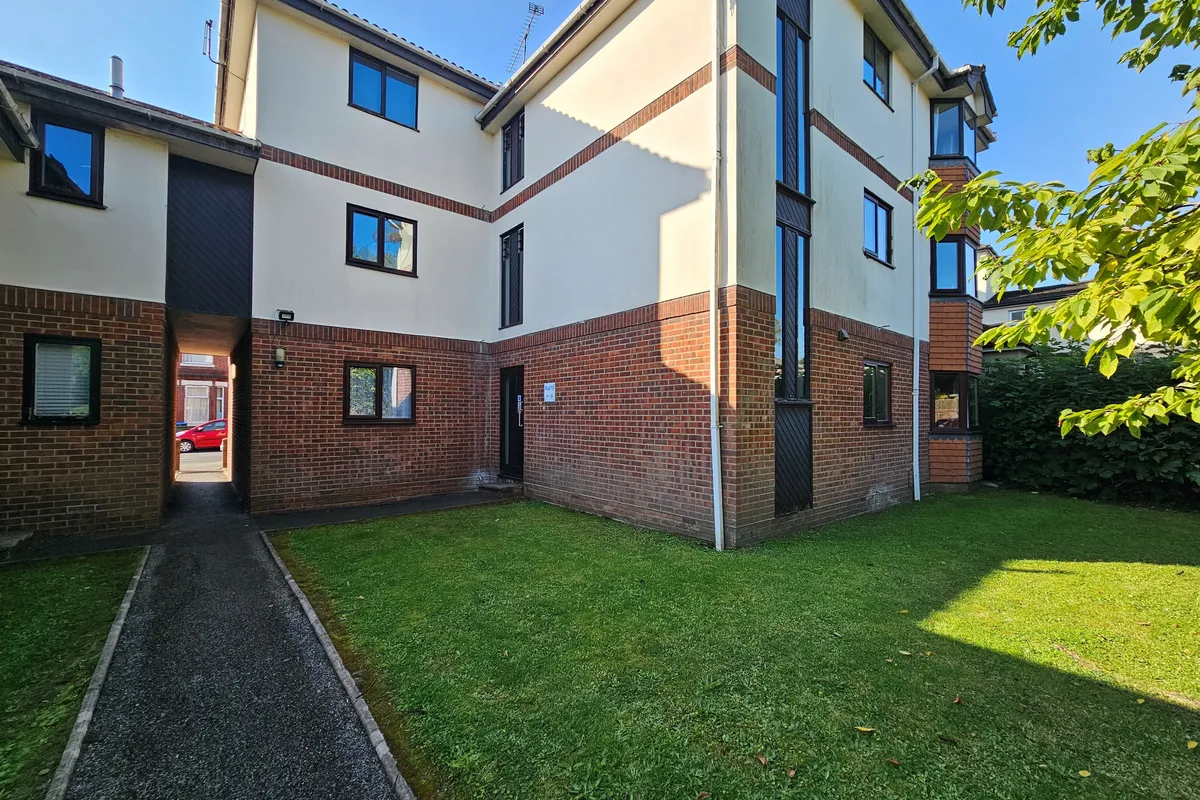 Flat Padwell Road in Southampton