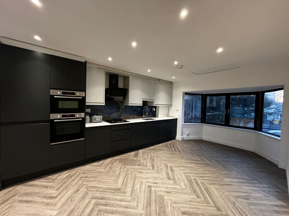 Flat Hendon Way in Greater London