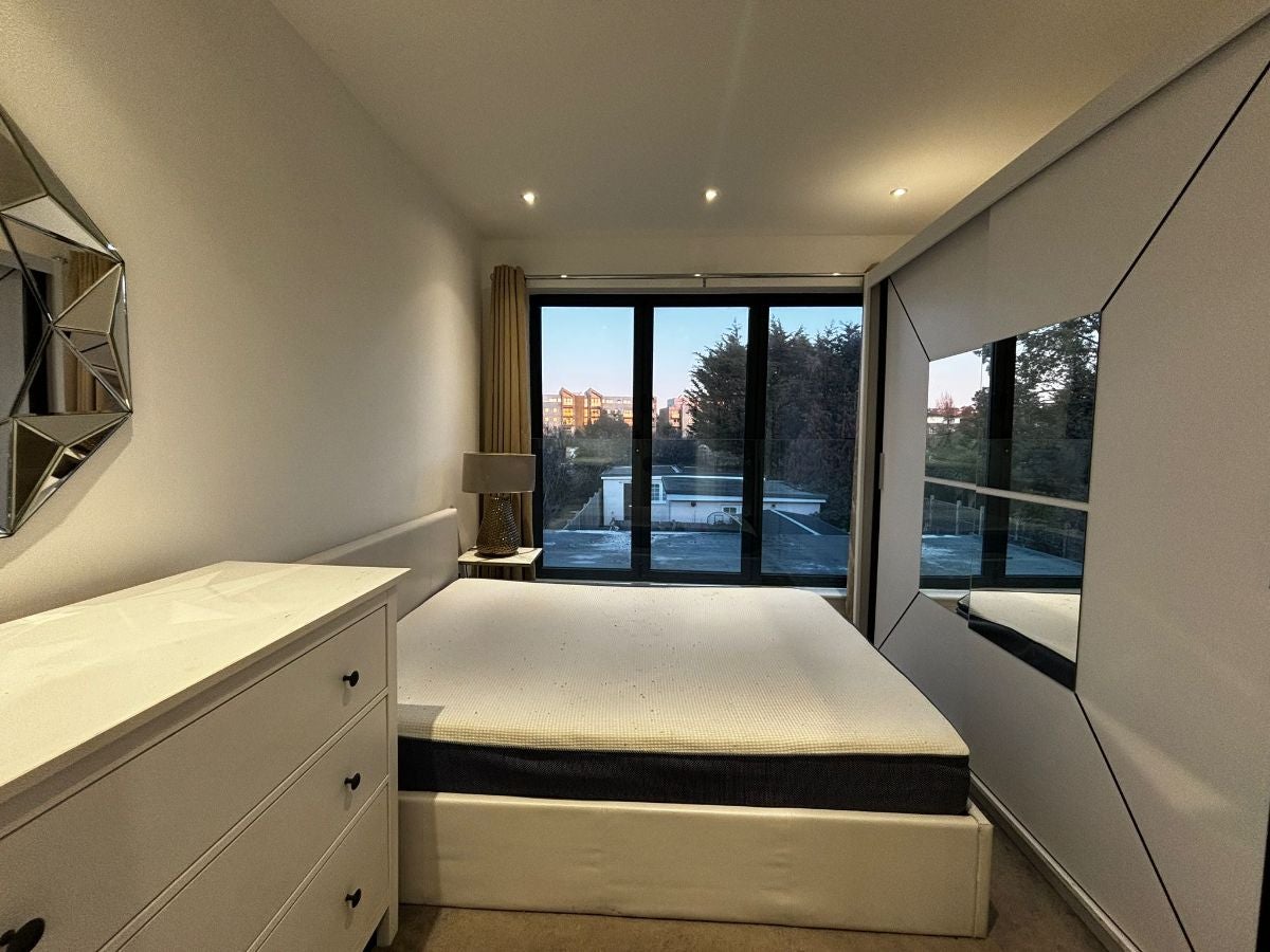 Flat Hendon Way in Greater London
