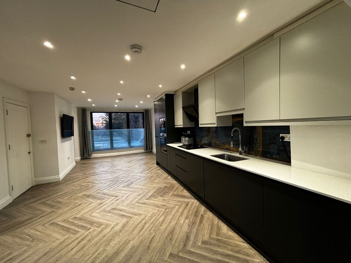 Flat Hendon Way in Greater London