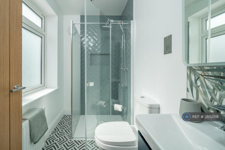 Room Park Avenue in Greater London