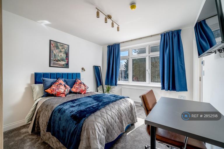 Room Park Avenue in Greater London