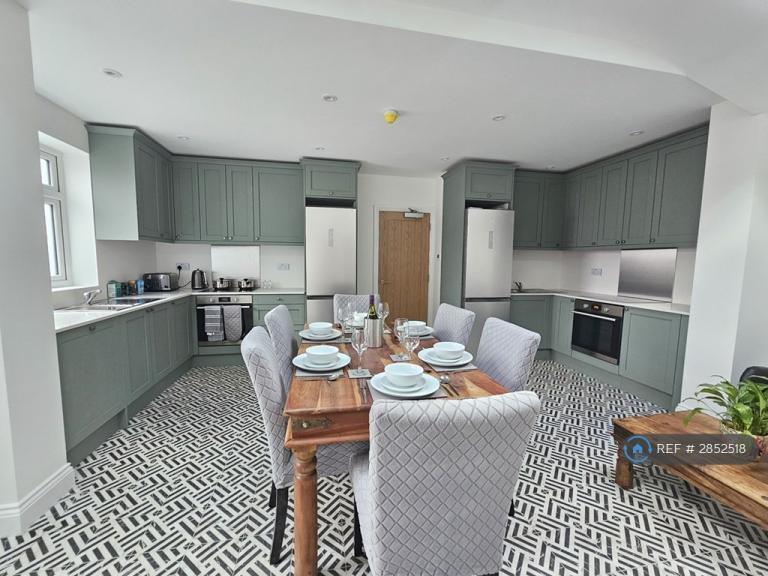 Room Park Avenue in Greater London