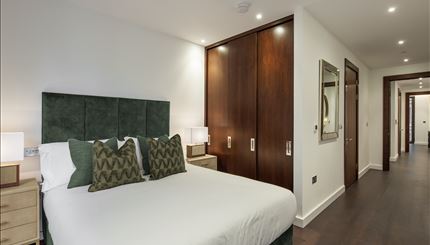 Flat Ponton Road in Greater London