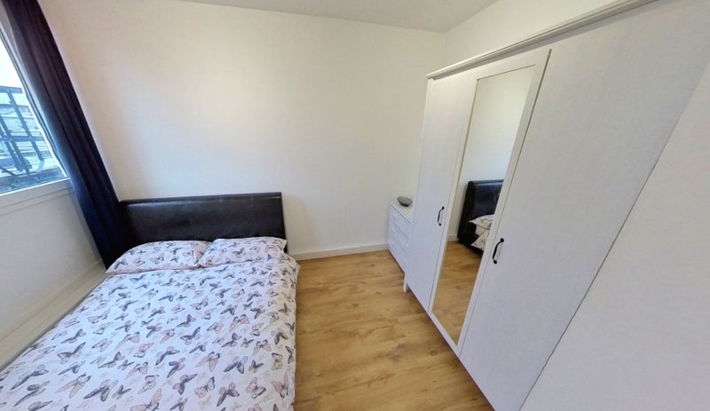 Room Thomas Baines Road in Greater London