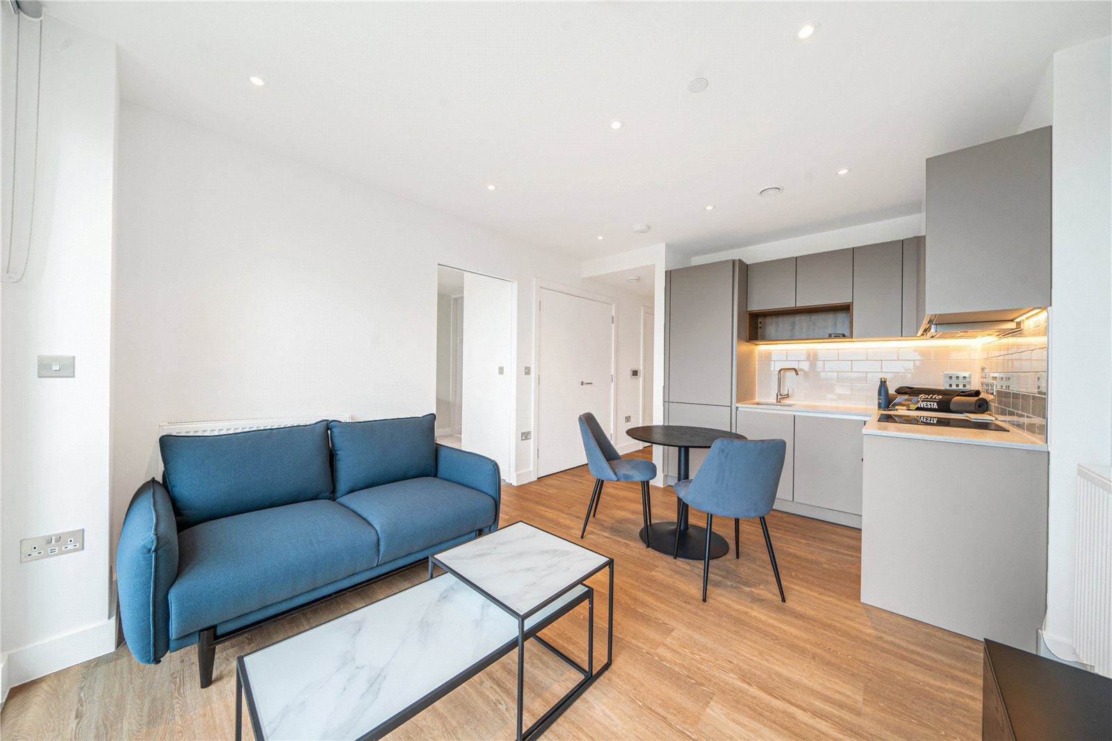 Flat Henley Cross in Greater London