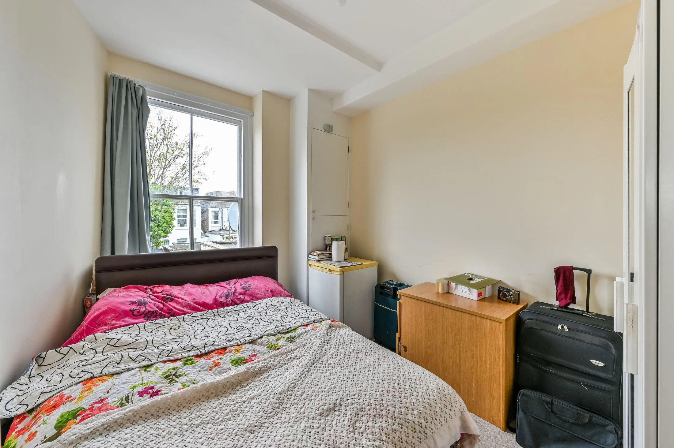 Flat Woodside Road in Greater London
